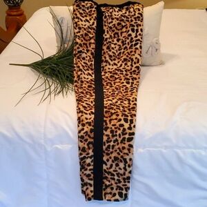 Vince Camuto Leopard print pants with pockets.